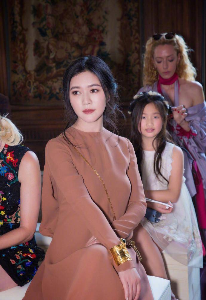 田海蓉是一位知名的影视演员,与徐明结婚后便退居幕后,全力支持丈夫的