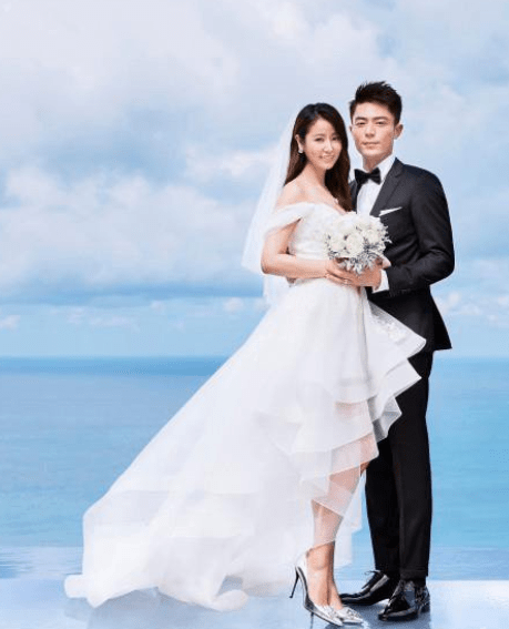 在和霍建华结婚之前,林心如还开了工作室,签了不少的艺人,还做上了