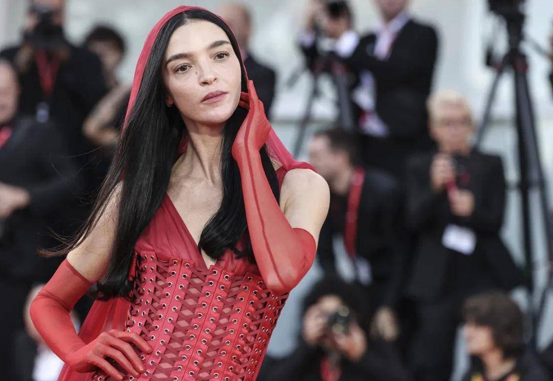 这位意大利传奇超模正式宣布与一位奥运选手订婚!