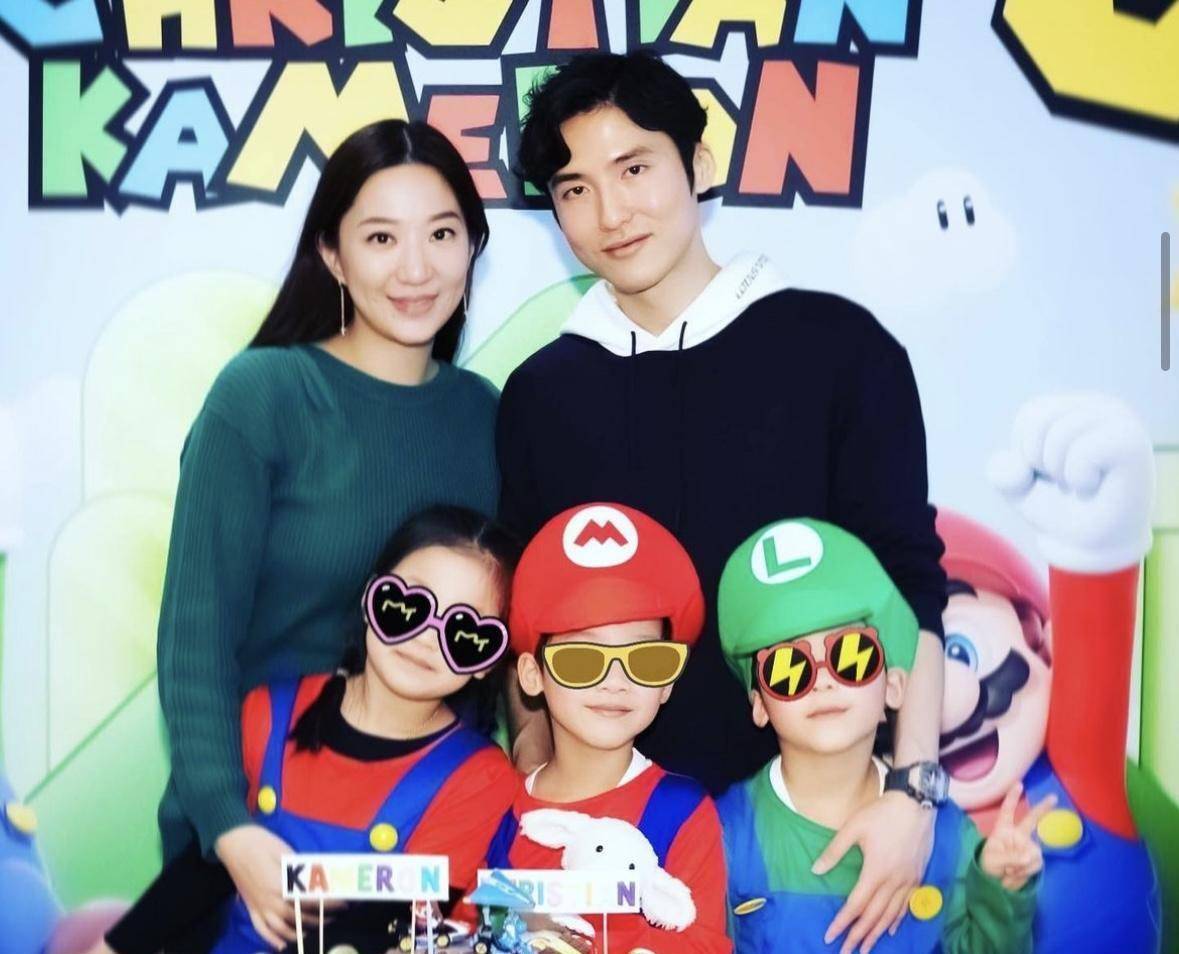 汪圆圆丈夫获颁名誉院士,全家捧场四代同堂, 双胞胎儿子罕露脸_蔡家赞