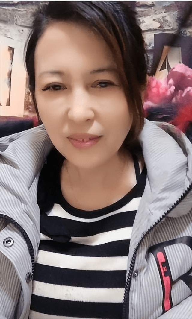 奇葩网红杨清柠:17岁未成年生娃被封杀,25岁坐劳斯莱斯高调结婚_王