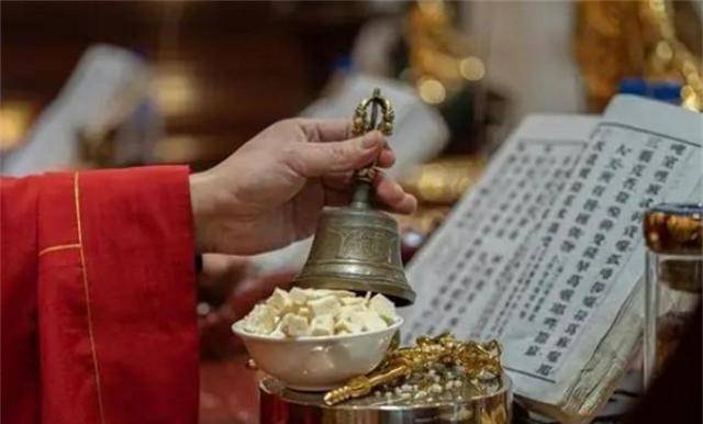 藏族天葬之礼:退衣物,念真言,于一无所有中来,复一无所有中去_逝者_遗