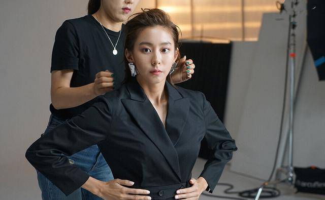 韩国"微胖女神"u-ie金宥真为新剧拍写真,暴瘦如柴,法令纹明显_组合