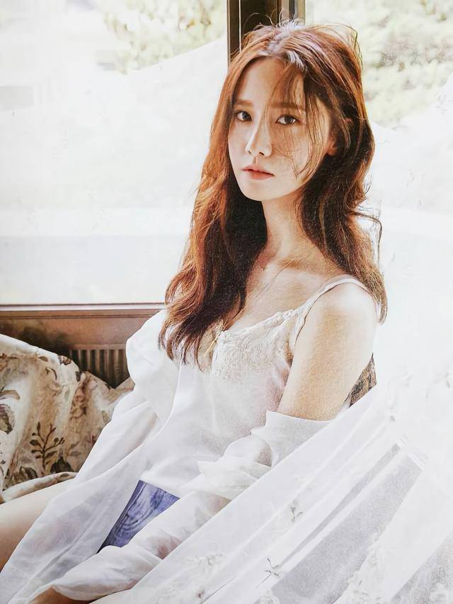 她的音乐作品充满火辣的元素,歌曲如《烈焰之吻》和《情迷夜色》展现
