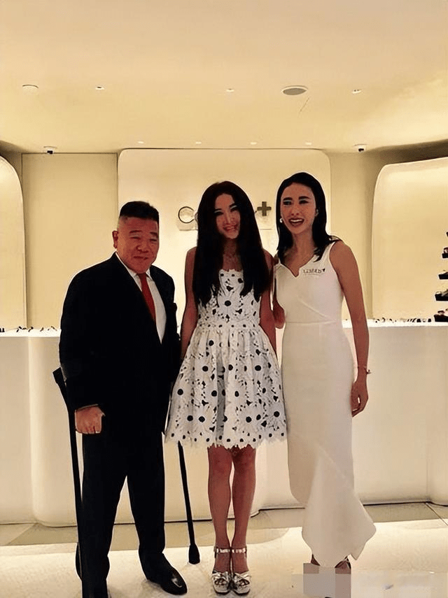 黎姿:14岁出道,因瘫痪弟弟嫁大15岁残疾丈夫,如今生活让人羡慕_许晋亨