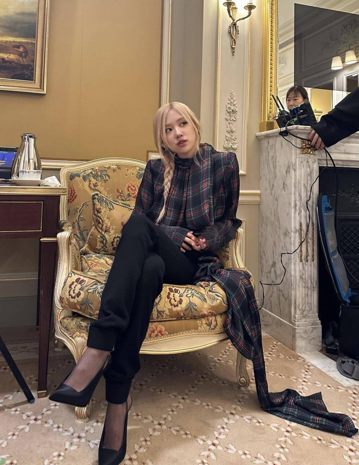 疯马秀结束后丽莎的衣服突然脱落?队友私服顶级又时尚_白色_风格_lisa