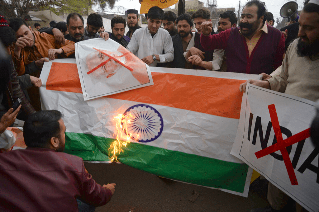 1947年印巴分治后,印度和巴基斯坦曾为争夺克什米尔地区爆发两次战争.