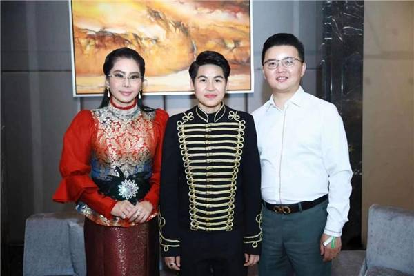 杨登峰博士与泰国公主合影泰国两位公主巴莫优雅,巴莫雅娅殿下巴莫