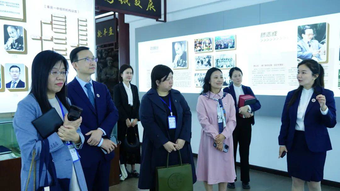 香港风采中学校长陈玉燕一行参观重庆一中02▲中华基督教会协和书院