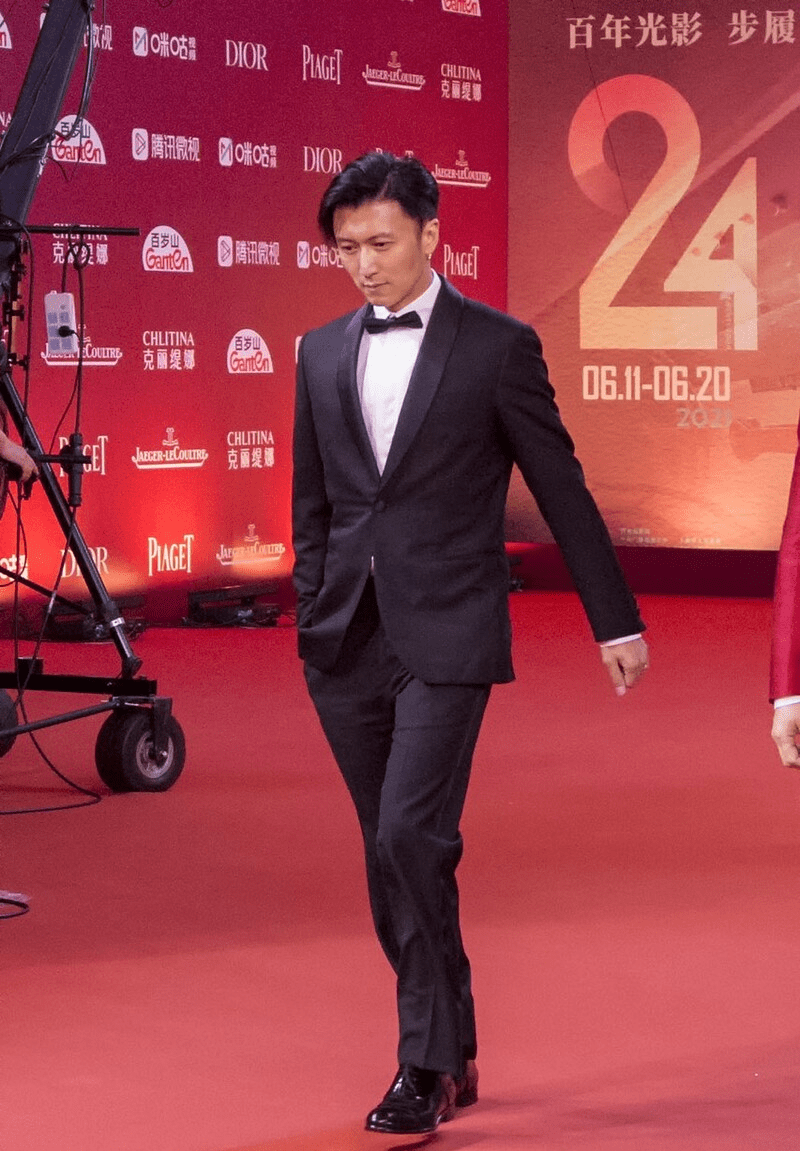 花臂谢霆锋,香港街头手持冒蓝火的加特林"嗒,嗒,嗒!