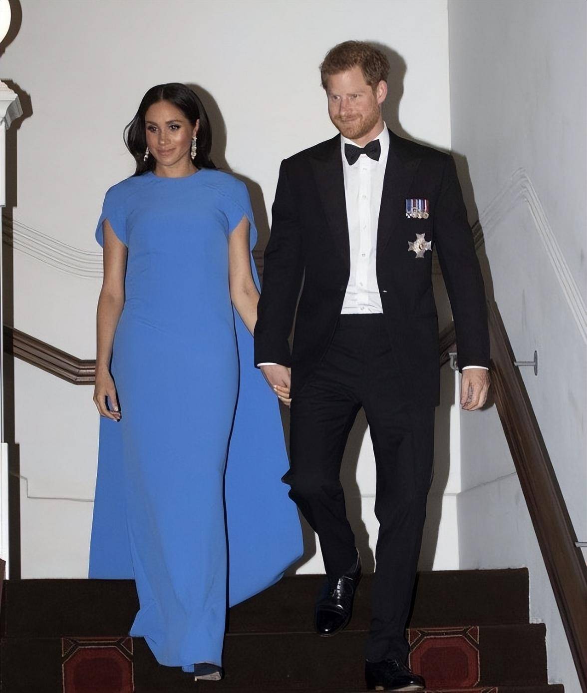 孕后期蹬高跟,肚子左右晃,被人质疑阿奇小王子的血统_哈里_穿着_照片