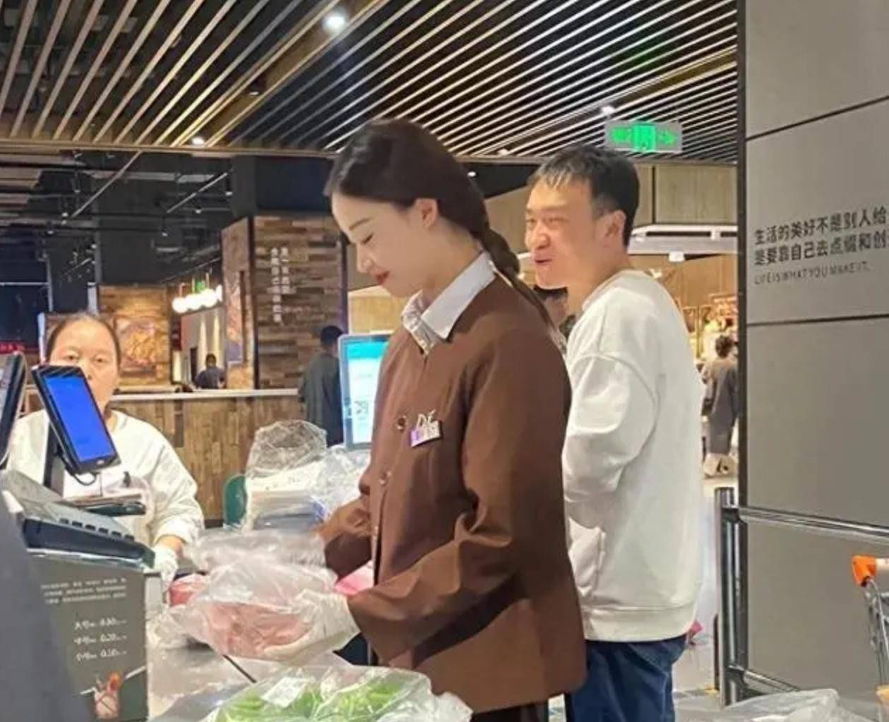 河南的胖东来有一位女收银员,与女明星倪妮长得非常像,在网络上蹿红了