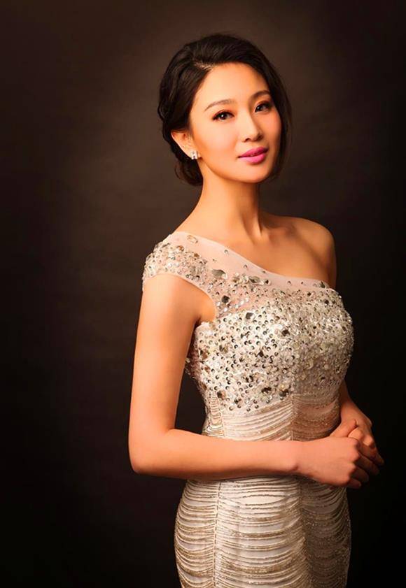 被誉为最美"军花",出道10年不红,如今搭档吴京悄悄走红_侯梦莎_特种兵