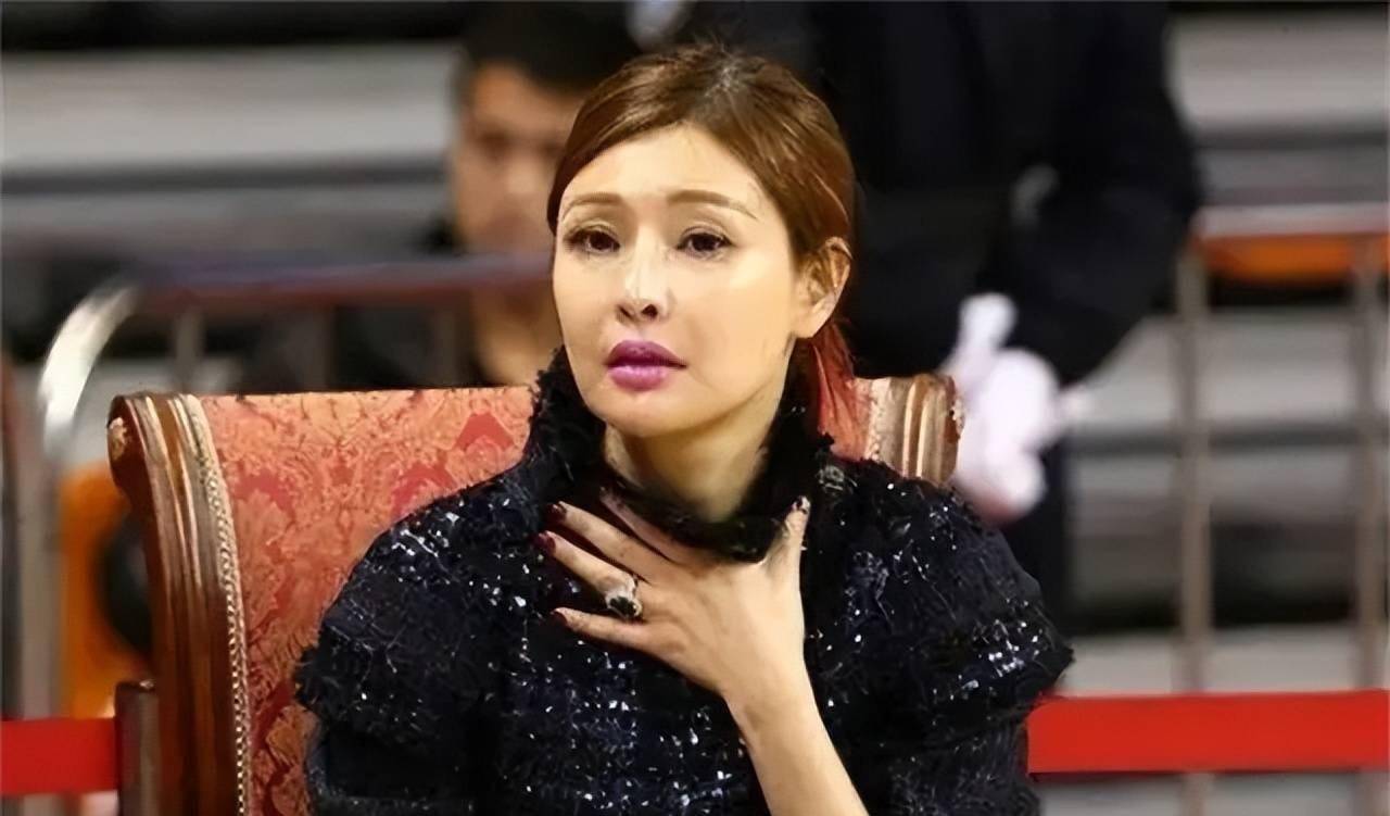 宏远老板娘久违现身!