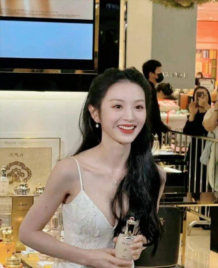 田曦薇的身材曲线引发热议,她的身高和体重都恰到好处,让她看起来非常