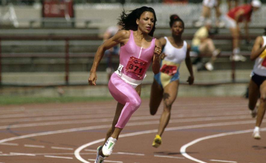 乔伊娜注重形象,才华横溢,不仅在头发,指甲,妆容上大做文章,甚至能