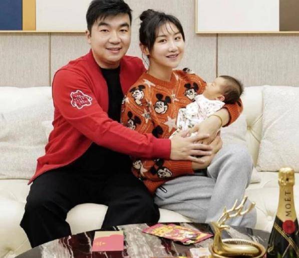 何雯娜与老公为女儿庆满月,单手抱娃妈妈力爆棚,女儿大名太大众_梁超