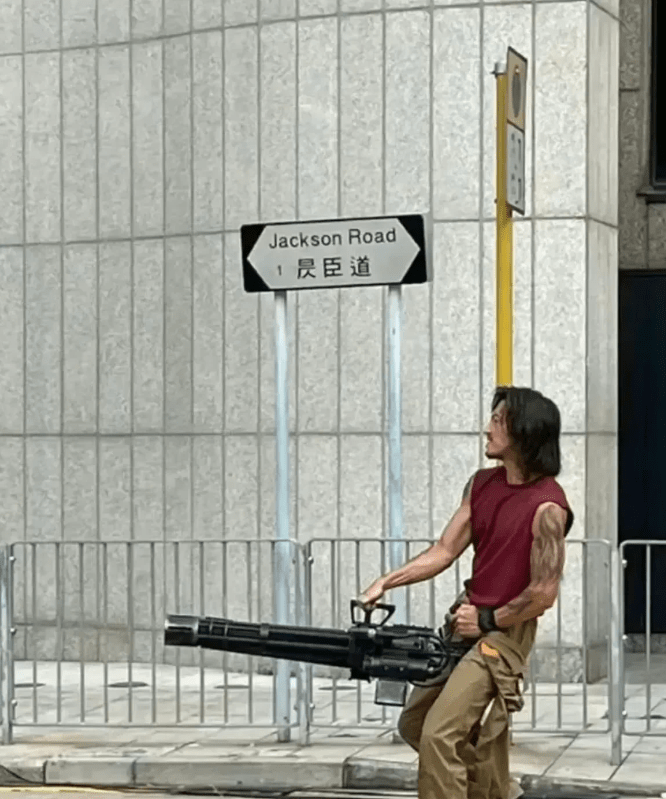 花臂谢霆锋,香港街头手持冒蓝火的加特林"嗒,嗒,嗒!