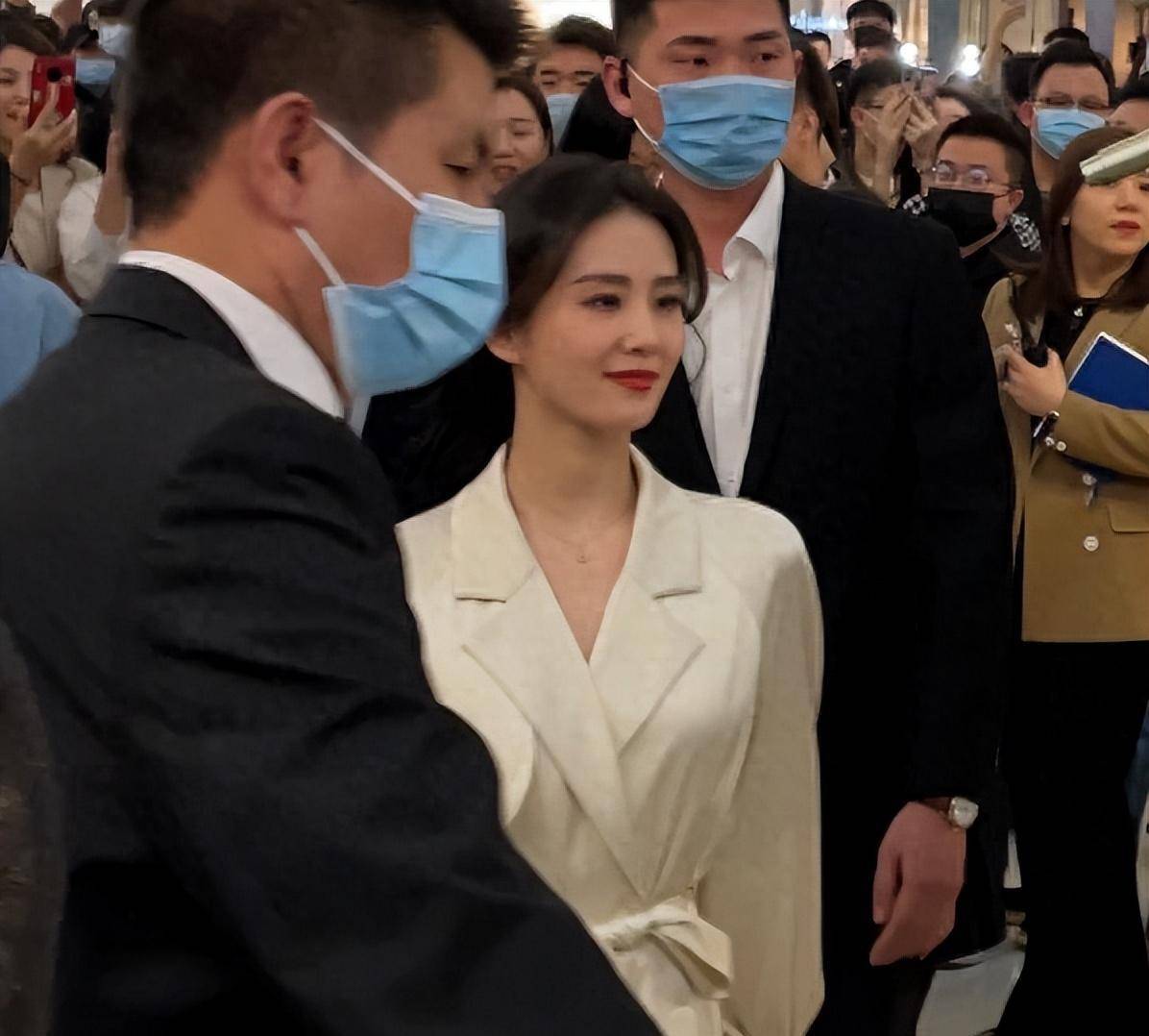 刘诗诗出席活动生图和精修差距大,眼袋重法令纹深还浮粉_差别_脸庞