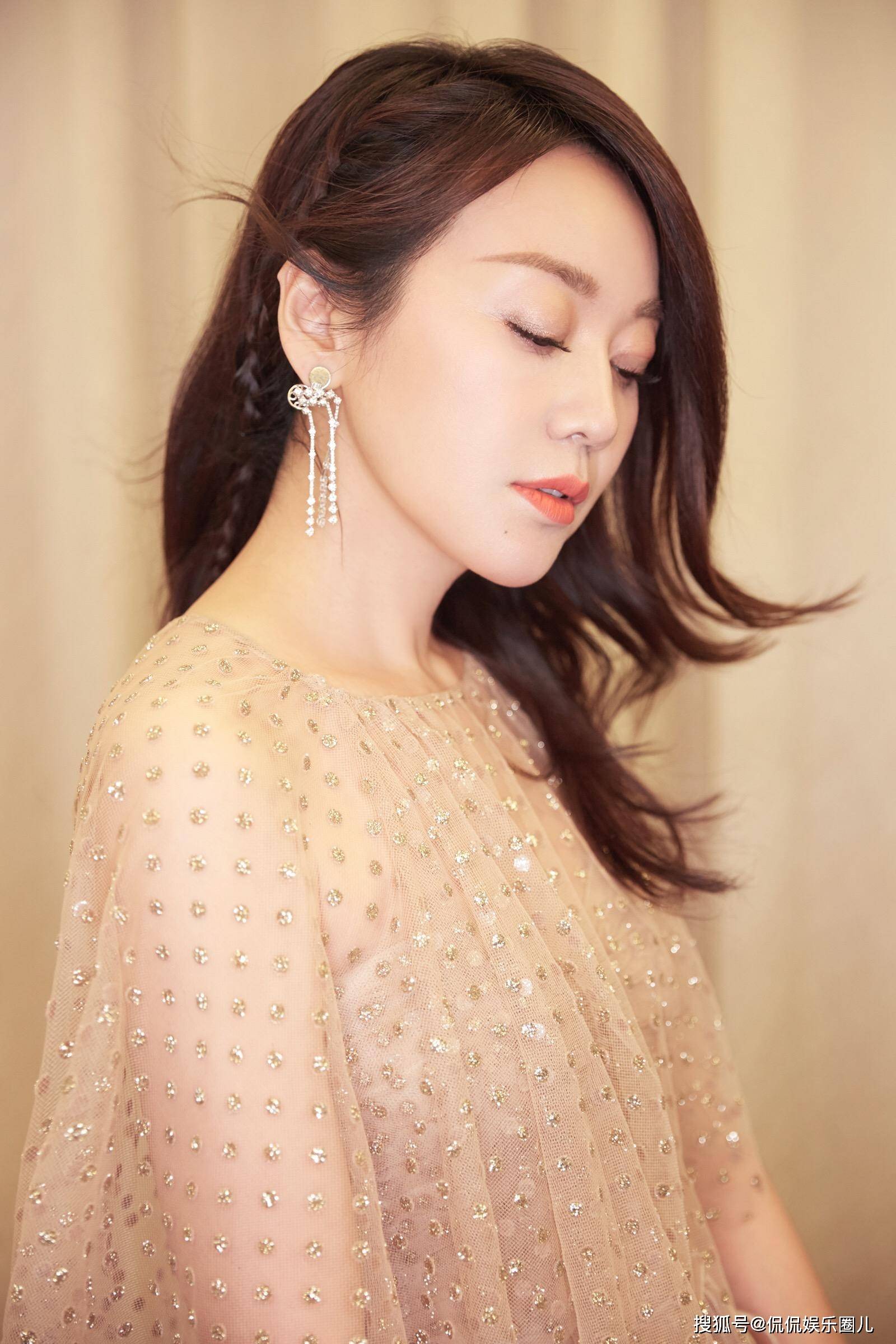 52岁闫妮,饱满性感少女感爆棚啊!