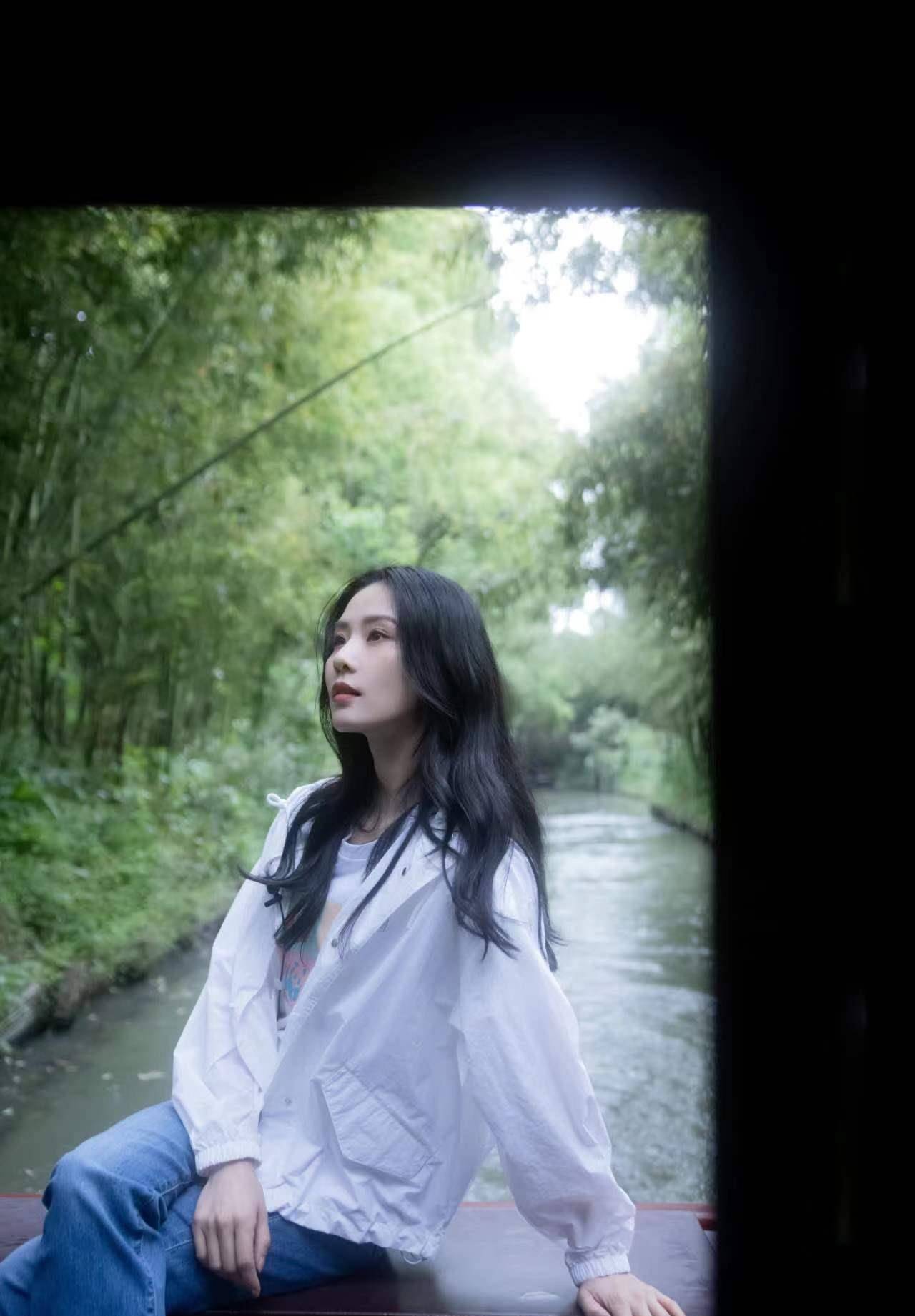 穿露肩黄裙造型封神,怼脸拍成爆款头像太牛了_晚宴_黄色_高定