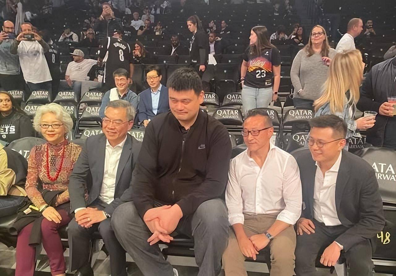 蔡崇信邀请姚明看篮网比赛,全场球迷欢呼,本西裁判上前致意_篮球_未来