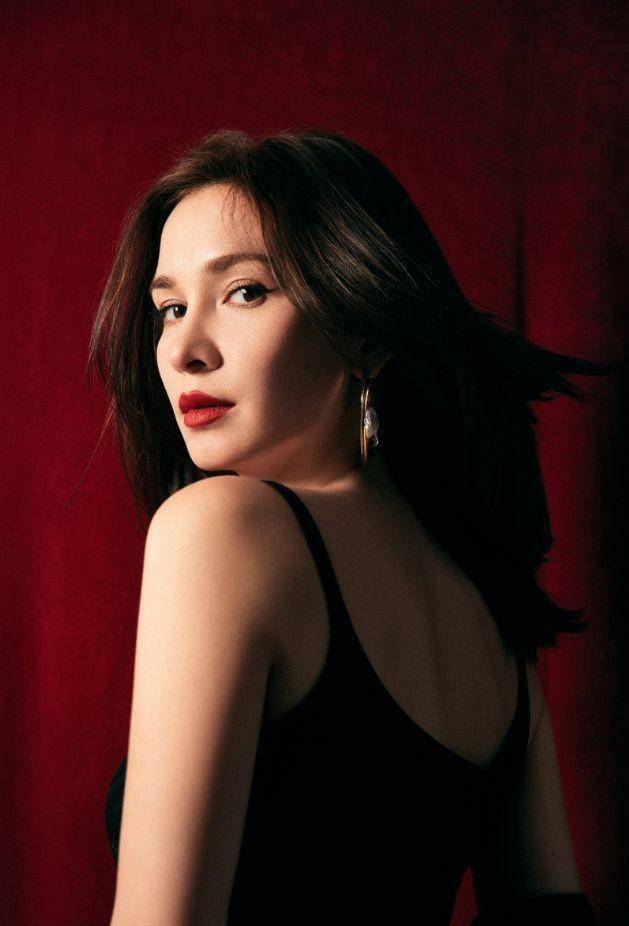 抹胸连衣裙秀出姣好身材,卢靖姗迷人大胆新造型引发议论!