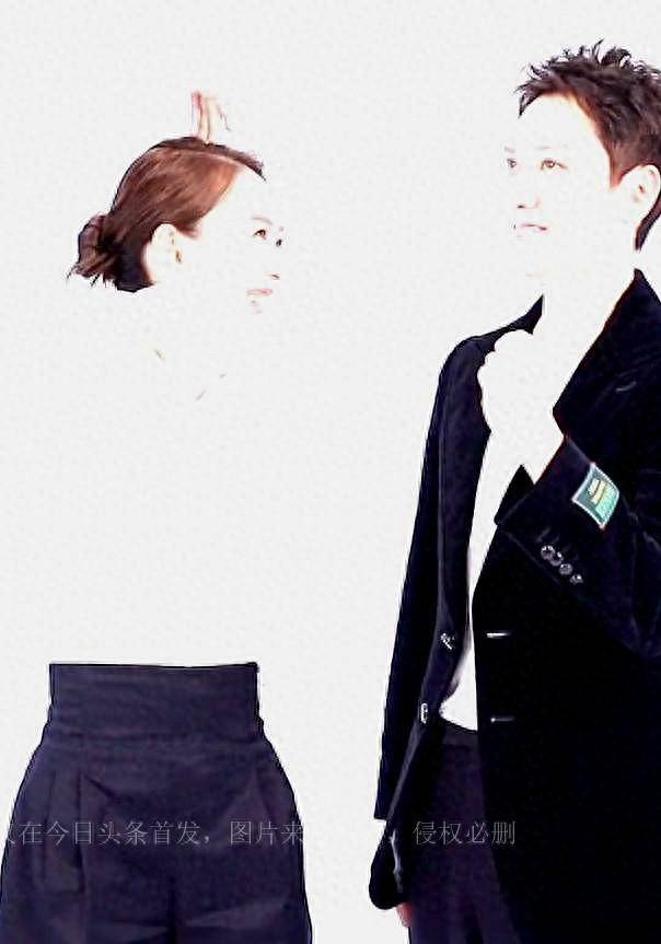 冯绍峰与童瑶的比心滑铁卢 女方甜笑互动,冯叔不敢直视对方的眼睛