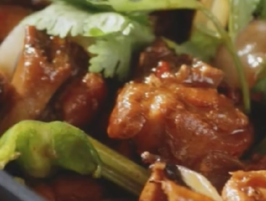 重庆经典美食：鲜香浓郁超级好吃！自制家庭版鸡公煲做法(图3)