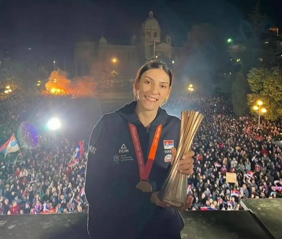 女排颜值排行_意外!女排美女队长取代龚翔宇登上榜首,河南新星进入前八太惊艳