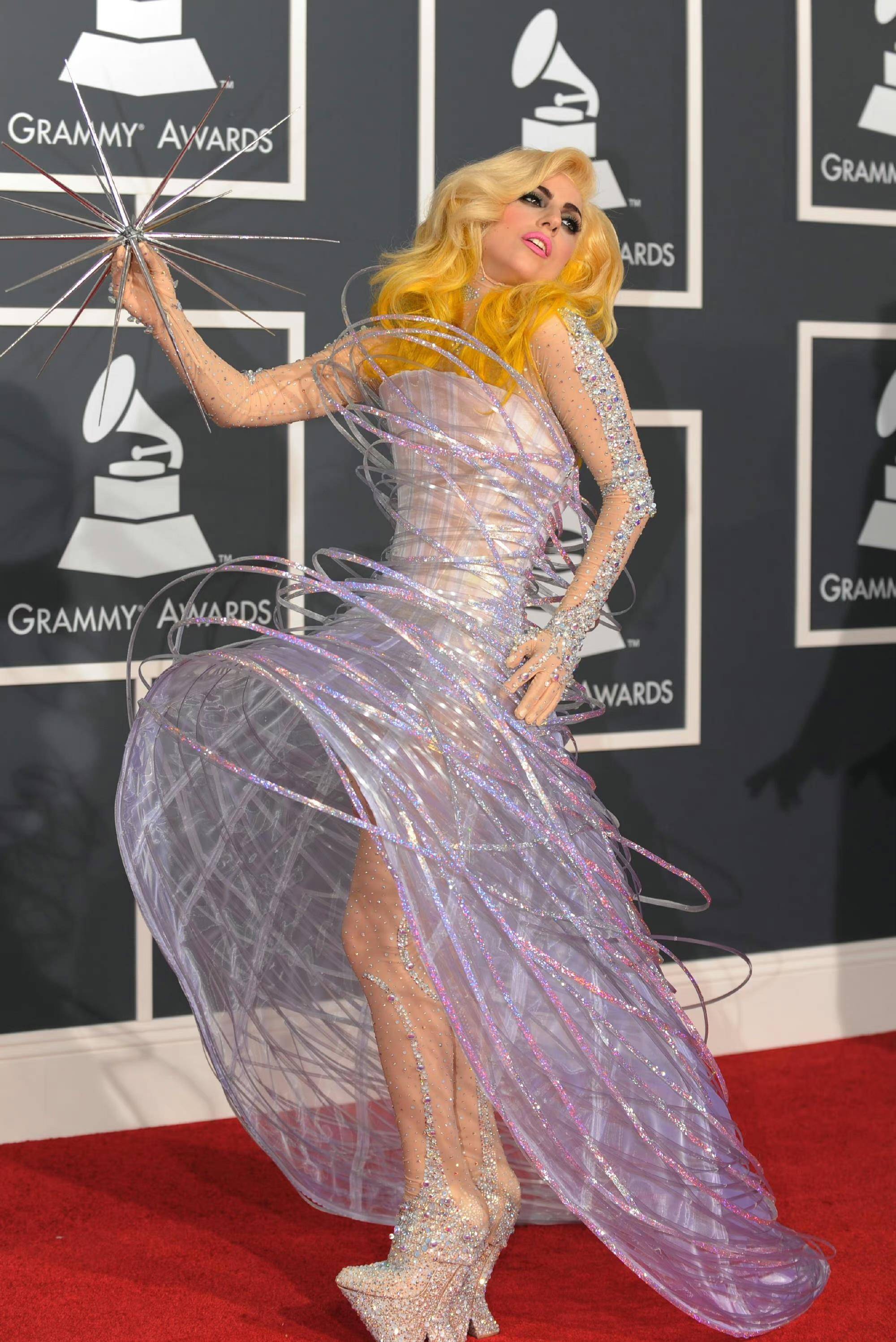 看了虞书欣早期复刻lady gaga造型,只能说:国内外审美真的不一样_少女