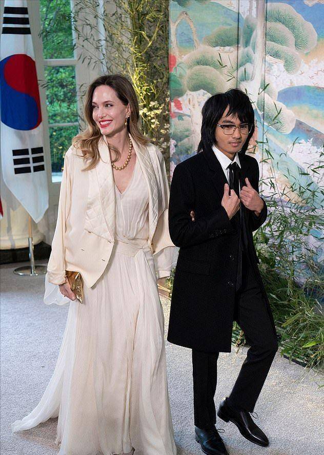 韩国夫人终于遇到了对手,他和朱莉穿着同样的白色服装,但气场还是很不