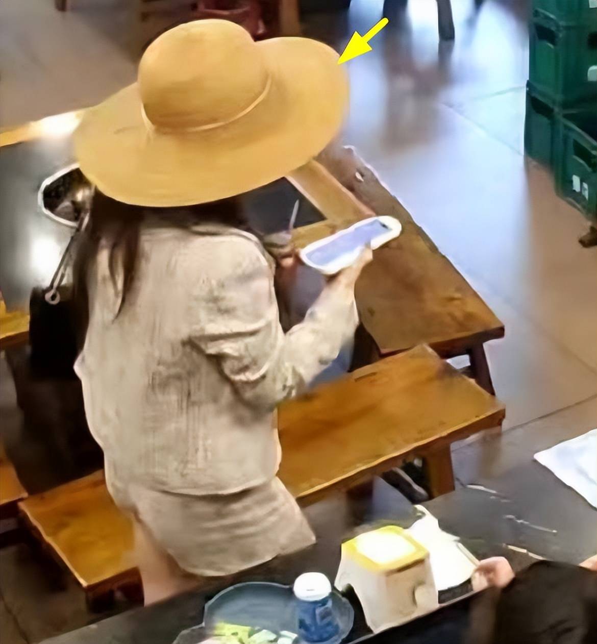 43岁霍思燕成都被偶遇,吃人均31元茶馆,表情严肃似不悦!