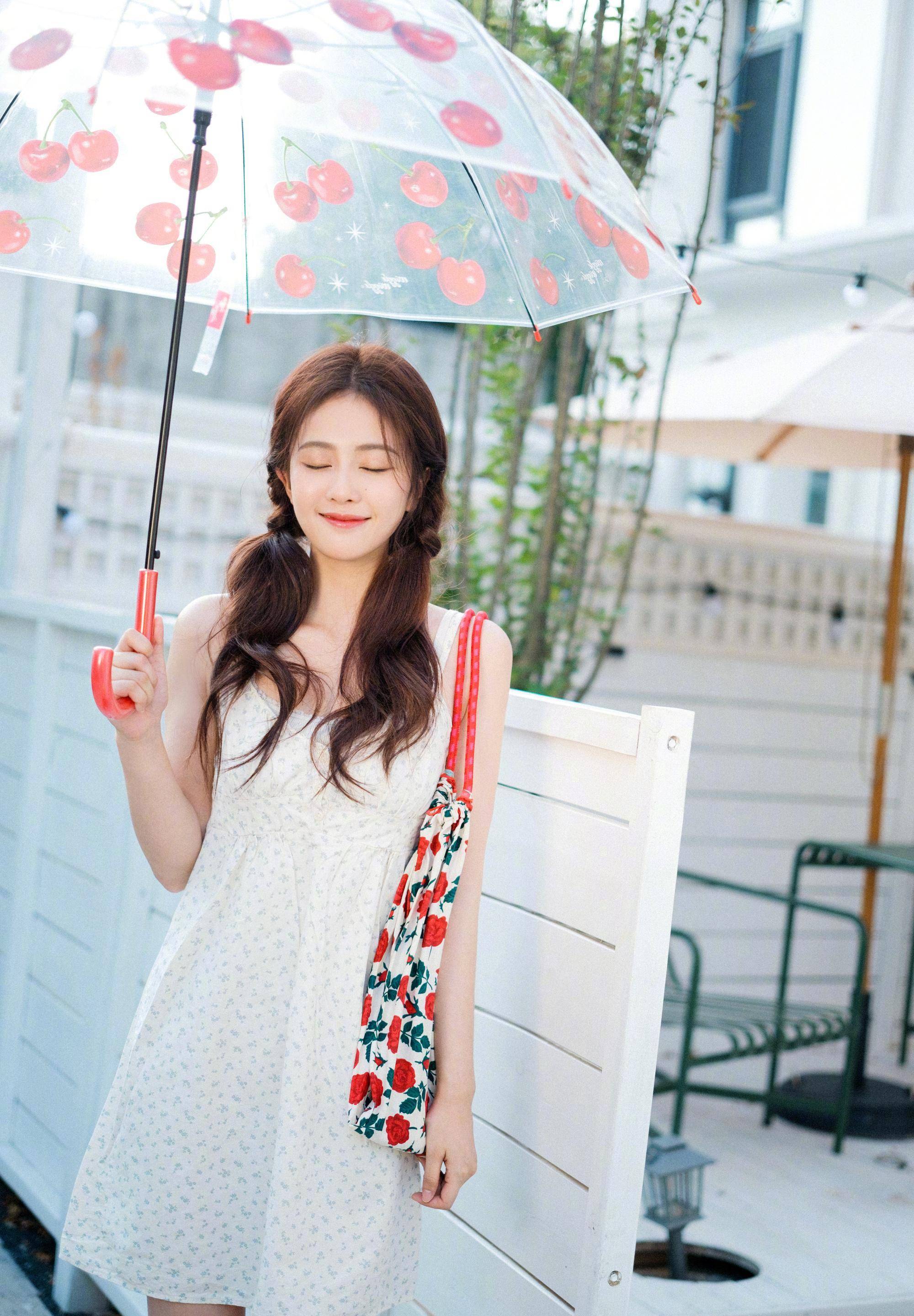 白鹿私服一身清新穿着吊带裙的她俏丽可爱充满了初夏的气息