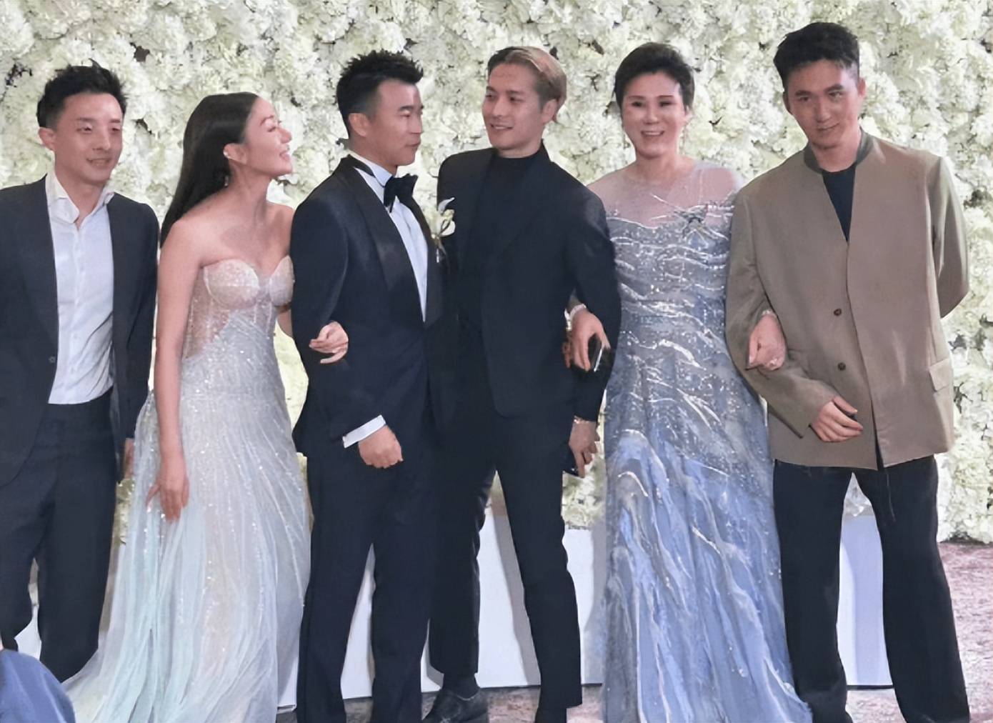 王嘉尔现身温州好友婚礼,黑色西装帅气十足,酒席档次高配置豪华_新郎