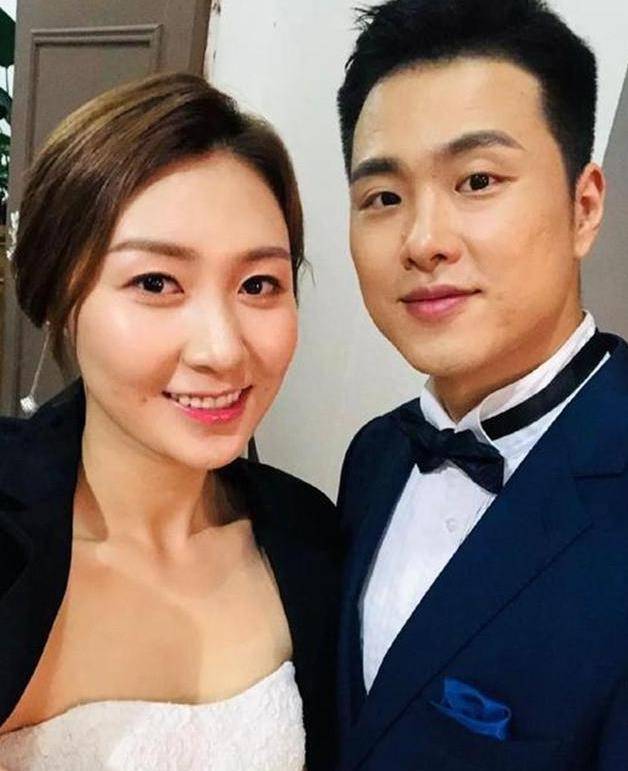 孟铎:男篮前国手晒幸福合照,娶女篮第一美人,夫妻都是联赛冠军_刘格婷