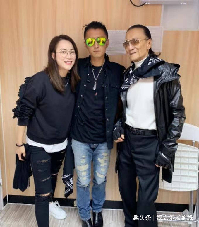 谢贤狄波拉江耀城谢霆锋,四人一起吃饭,场面和谐不尴尬_江耀诚_生活