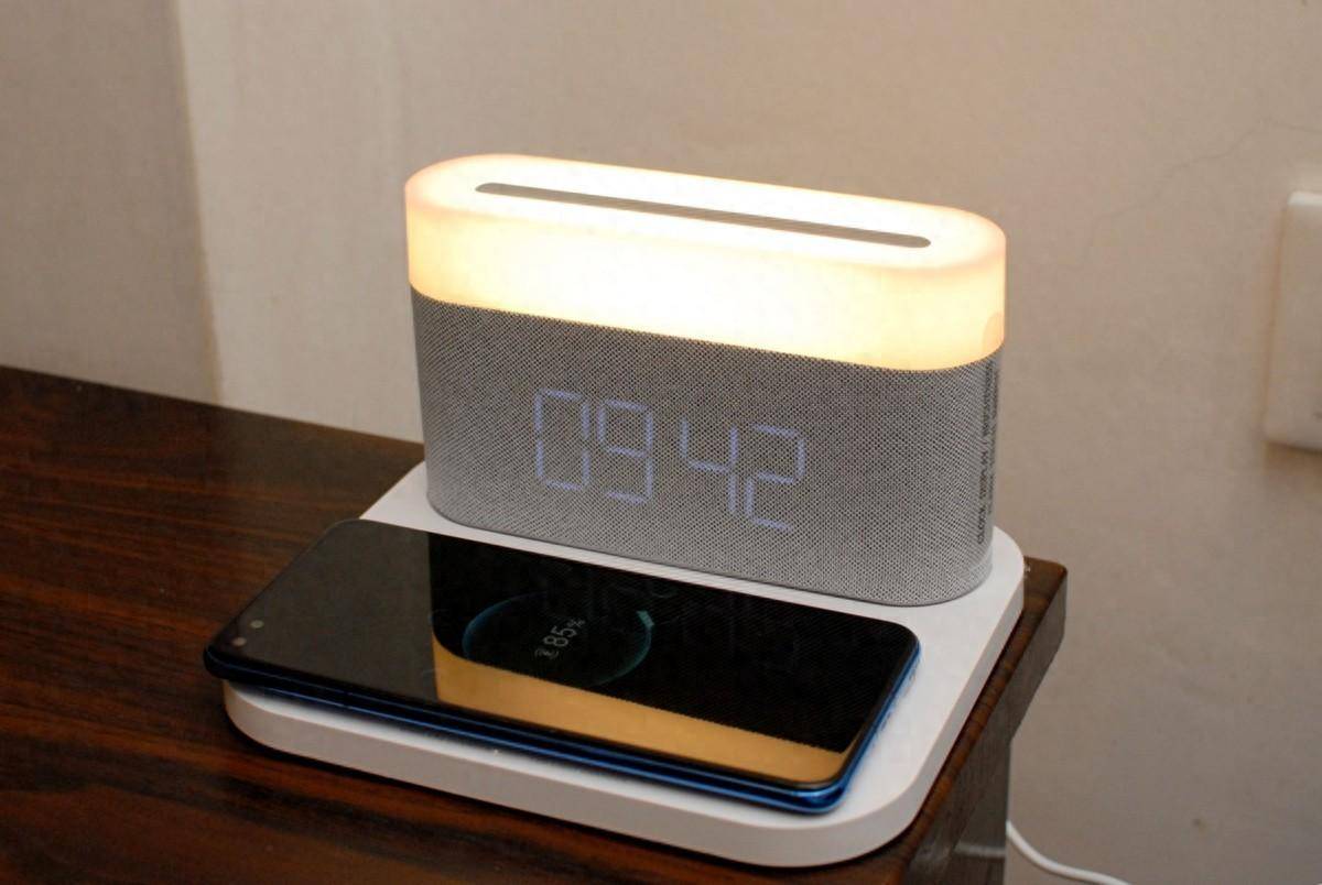 礼物分享：VFZ无线充电台灯，闹钟+时钟+无线充，好看好用又实用