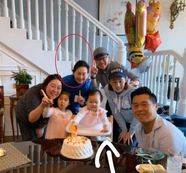 何超琼穿拖鞋蹲地逗干外孙,57岁穿着朴素面露憔悴