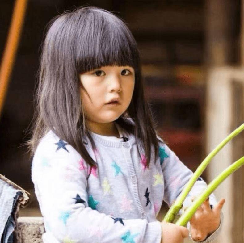 王诗龄汉服写真撞脸王岳伦,网友:父女共用一张脸_李湘_爸爸_五官