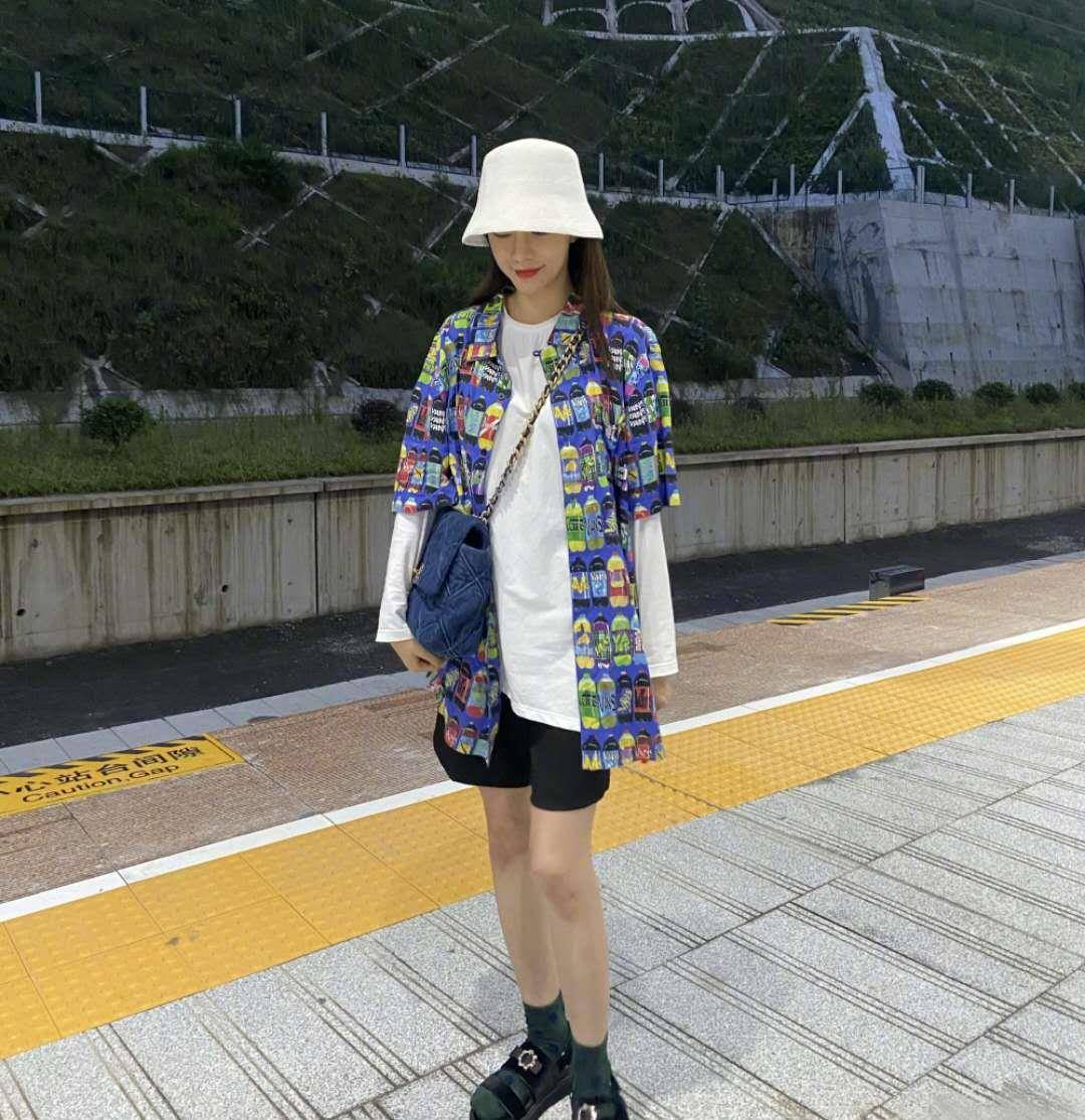 难怪沈梦辰爱穿超短裤,当她坐下的一瞬间,身材比例好到爆_造型_裤子