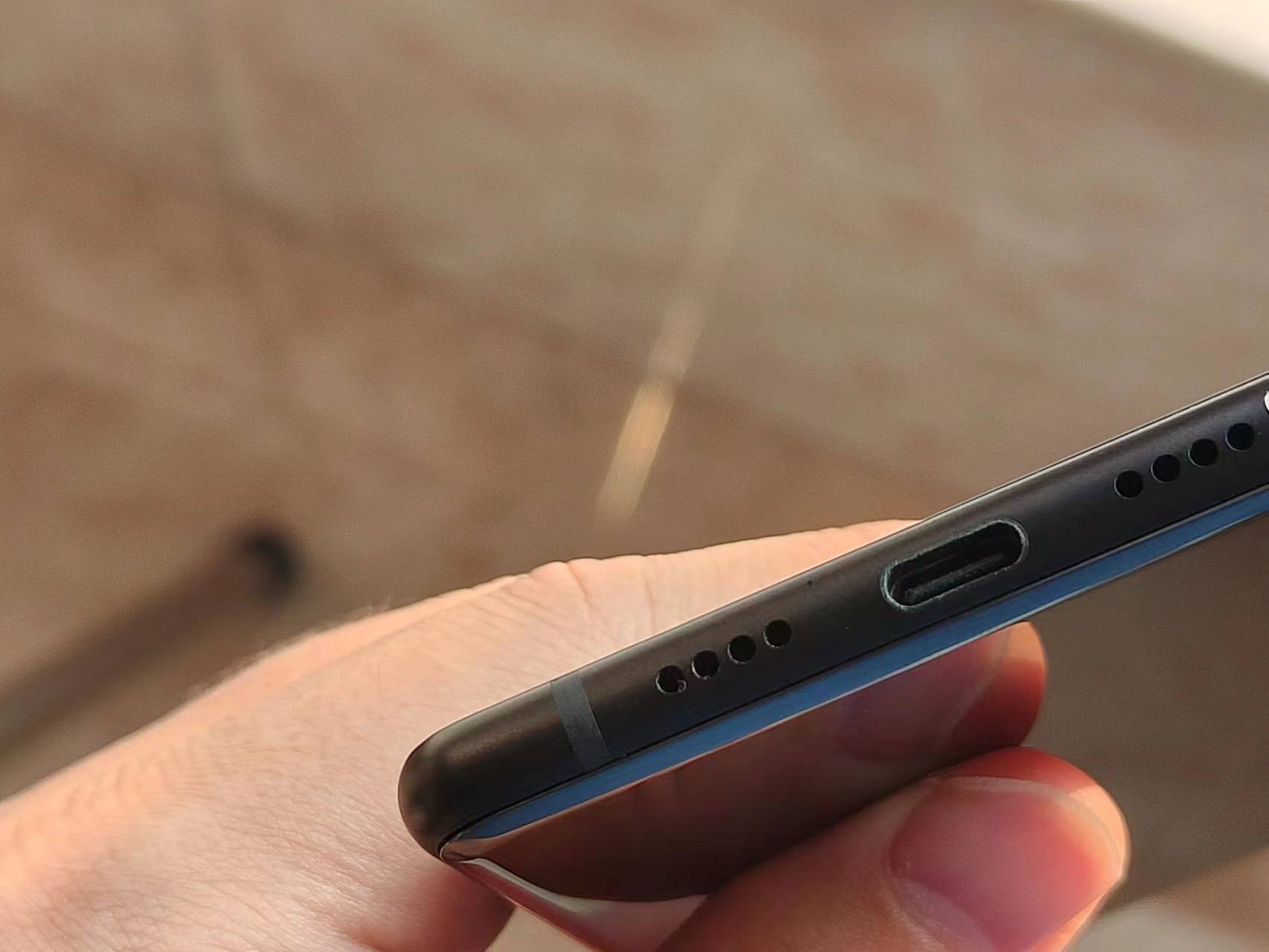 简单说,这是6g 128g的高配版小米mix2,对方不知道