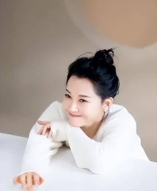 许晴以优雅,成熟,时尚的风格证明,年龄对于时尚来说不是限制,而是进步