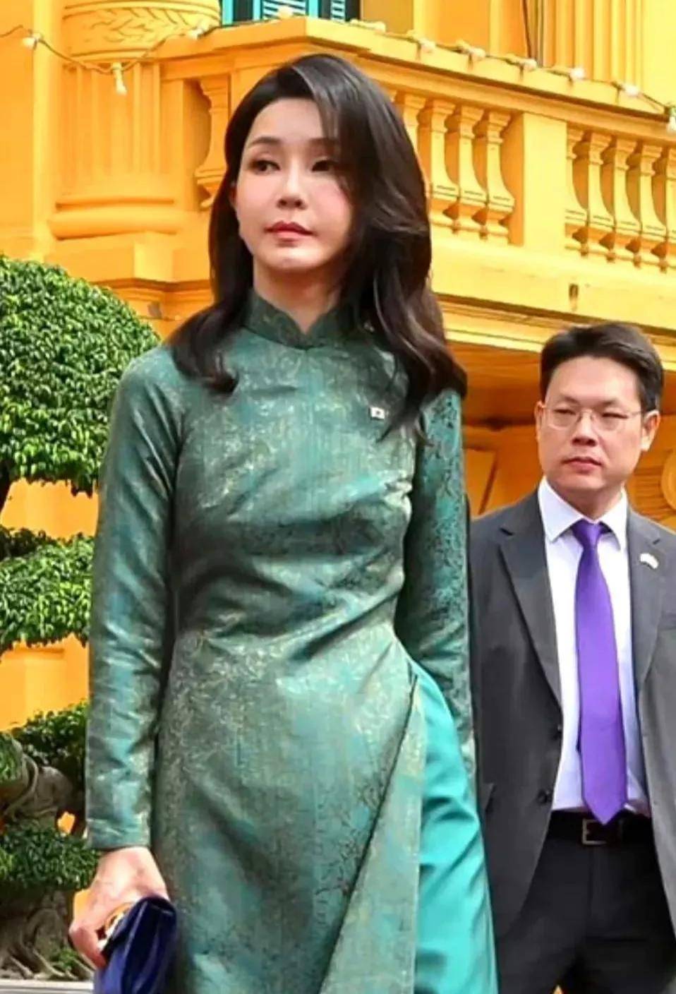 被51岁韩国夫人惊艳了:衣穿亮,裙穿长,裤穿松,高级显嫩又洋气_女性