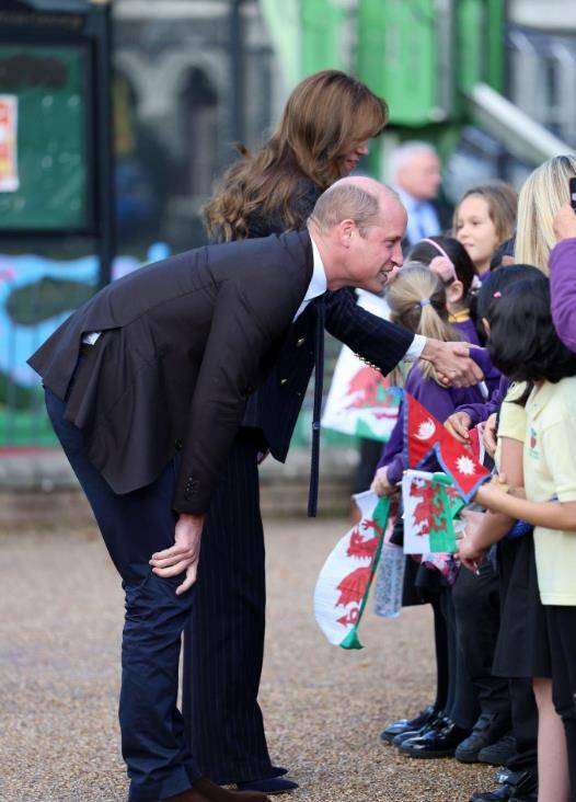 41岁凯特穿高跟鞋蹲下和孩子交流,太圈粉了_穿着_衣服_英国