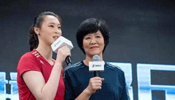 惠若琪跟朱婷都是前女排队长,但在球队里面人缘 一个天一个地_中国