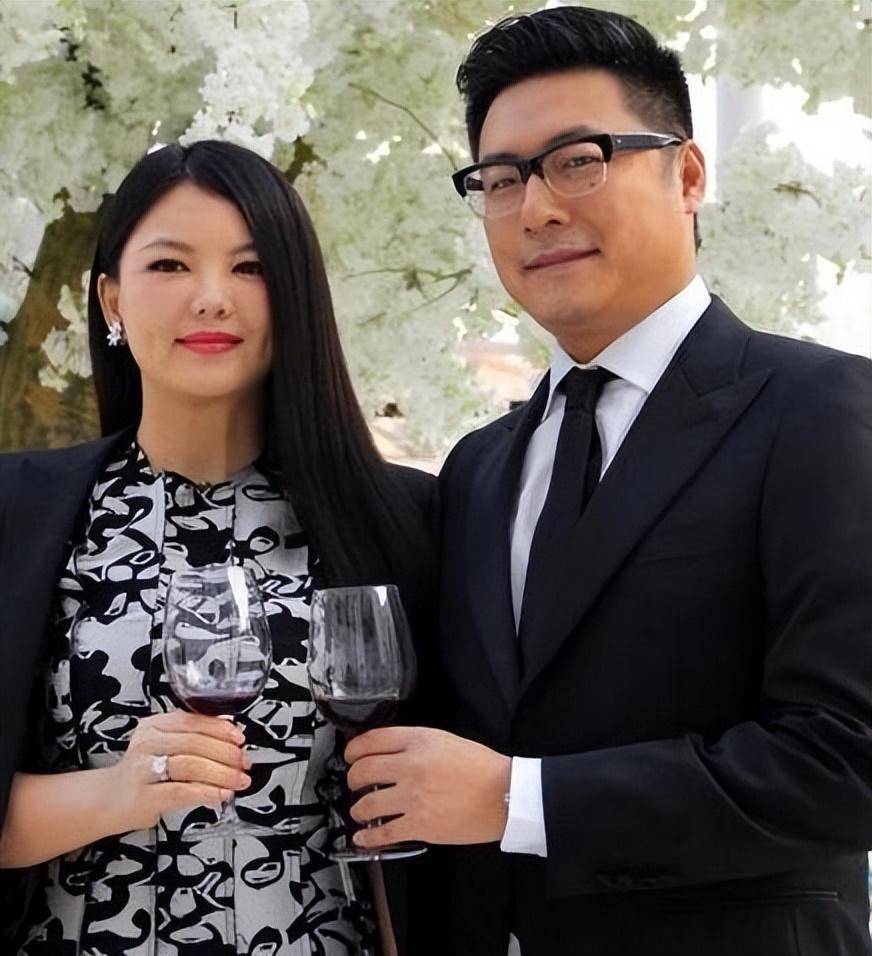 在2009年,两人决定结婚,李湘也并没有选择大办婚礼,只是简单的轻化工