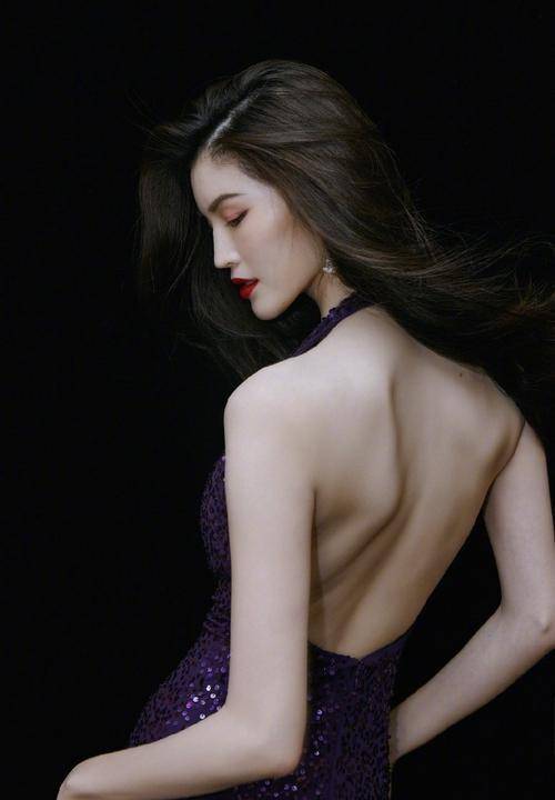 34岁何穗魔鬼身材太诱人了!_力量_智慧_女性