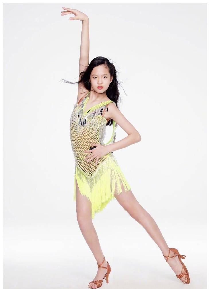 钟丽缇携女儿拍写真,姐妹俩越来越像双胞胎,母女三人似闺蜜_jaden