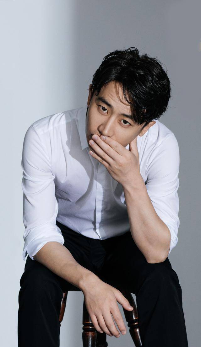 黄轩另类公开恋情引起轰动,用了3个表情1个截图,官宣自己的恋情_杨幂